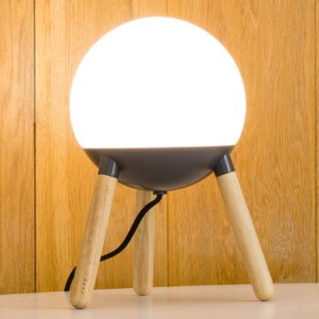 Stolová lampa Mine, trojnožka, drevo, sklo, výška 30 cm
