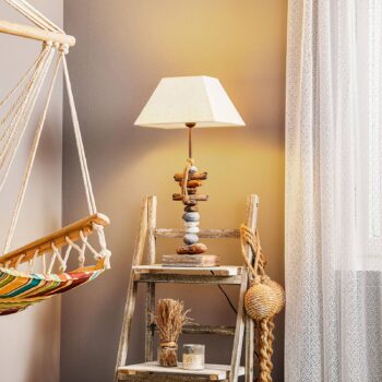 Stolová lampa Seregon s kamienkovou dekoráciou, výška 63 cm