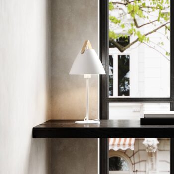Stolová lampa Strap z kovu, s koženým pásom, biela