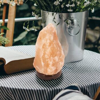 Stolová lampa zo soľného krištáľu Stone, prírodná