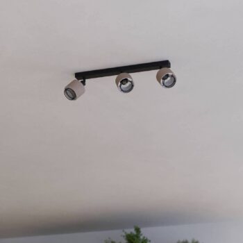 Stropné bodové svietidlo Rosley, dĺžka 43 cm, čierne/prírodné, 3 svetlá.