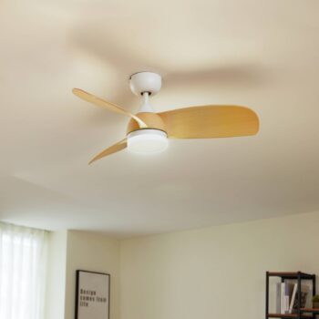 Stropný ventilátor Lindby LED Enon, biela/drevená farba, DC, tichý