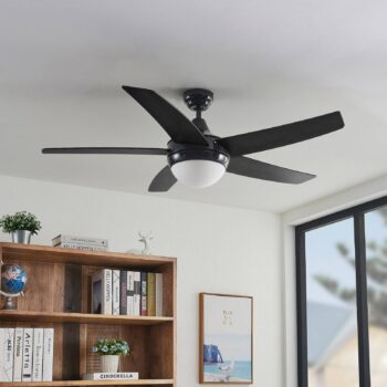 Stropný ventilátor Lindby s osvetlením Auraya, tichý, čierny