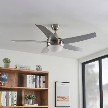 Stropný ventilátor Lindby s osvetlením Auraya, tichý, oceľový