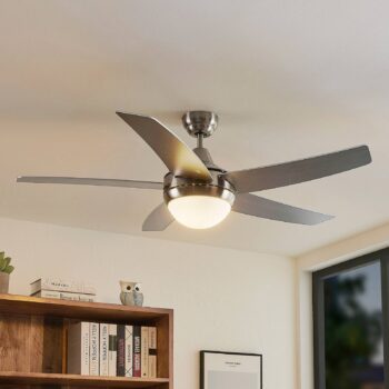 Stropný ventilátor Lindby s osvetlením Auraya, tichý, oceľový