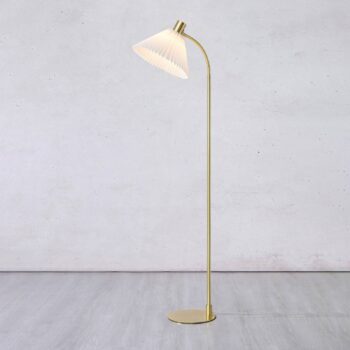Textilná stojacia lampa Mira, mosadz