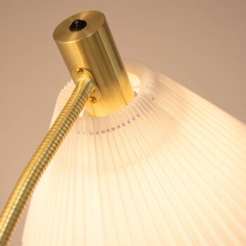 Textilná stojacia lampa Mira, mosadz