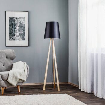 Trojnožková stojacia lampa Quitani Jata, drevo chintz, čierna