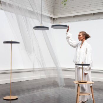 UMAGE Asteria medium závesná lampa mosadz čierna