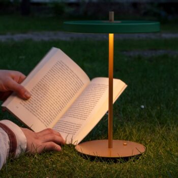 UMAGE LED dobíjacia stolová lampa Asteria Move lesná zelená/mosadz 31cm