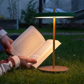 UMAGE LED dobíjacia stolová lampa Asteria Move lesná zelená/mosadz 31cm