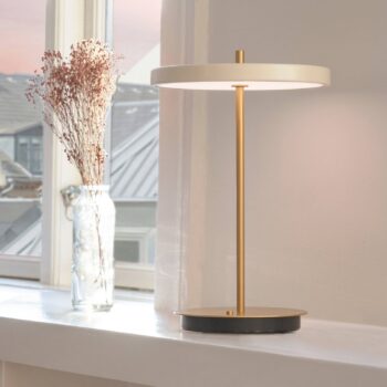 UMAGE LED dobíjacia stolová lampa Asteria Move perleťová biela/mosadz 31cm