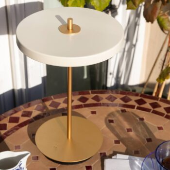 UMAGE LED dobíjacia stolová lampa Asteria Move perleťová biela/mosadz 31cm