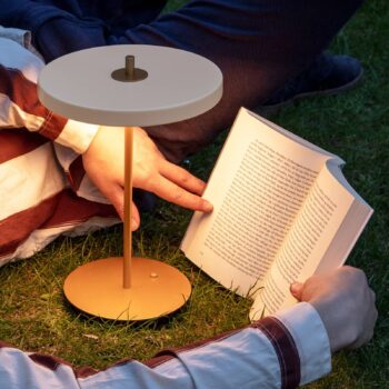 UMAGE LED dobíjacia stolová lampa Asteria Move perleťová biela/mosadz 31cm