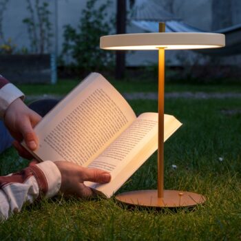 UMAGE LED dobíjacia stolová lampa Asteria Move perleťová biela/mosadz 31cm