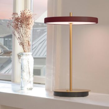 UMAGE LED dobíjacia stolová lampa Asteria Move rubínovo červená/mosadz 31cm