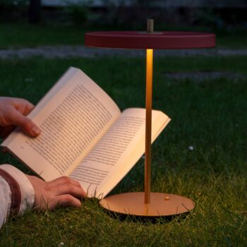 UMAGE LED dobíjacia stolová lampa Asteria Move rubínovo červená/mosadz 31cm