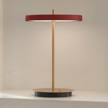 UMAGE LED dobíjacia stolová lampa Asteria Move rubínovo červená/mosadz 31cm