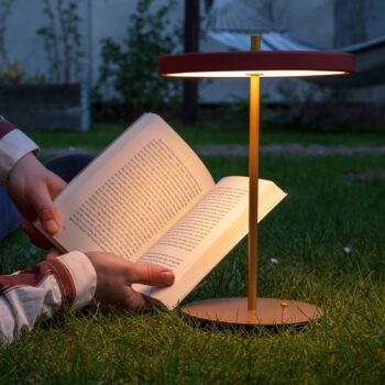 UMAGE LED dobíjacia stolová lampa Asteria Move rubínovo červená/mosadz 31cm