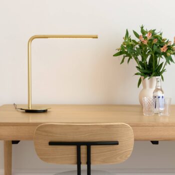 UMAGE LED stolová lampa Omni, mosadz Výška 46 cm Kovová otočná