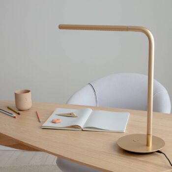 UMAGE LED stolová lampa Omni, mosadz Výška 46 cm Kovová otočná