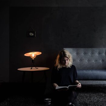 UMAGE Shade stolná lampa čierna/plsť
