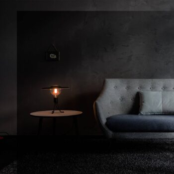 UMAGE Shade stolná lampa čierna/plsť