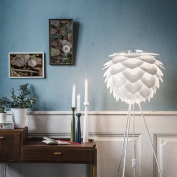 UMAGE Silvia medium stojaca lampa trojnožka biela