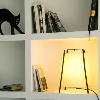 V Španielsku vyrobená stolná lampa Akane