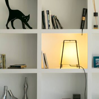 V Španielsku vyrobená stolná lampa Akane