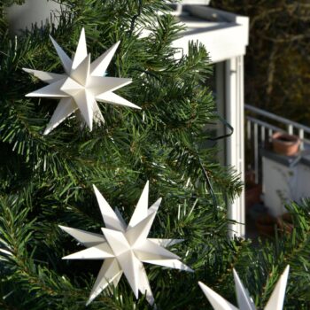 V bielej – svetelná LED reťaz, 9 hviezd, exteriér