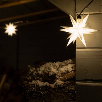 V bielej – svetelná LED reťaz, 9 hviezd, exteriér