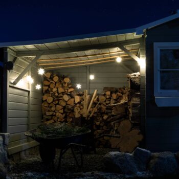 V bielej – svetelná LED reťaz, 9 hviezd, exteriér