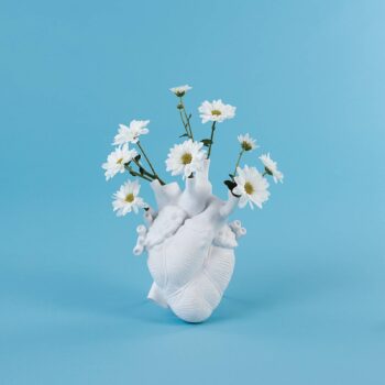 Váza SELETTI Love in Bloom, biela, v tvare srdca, porcelán