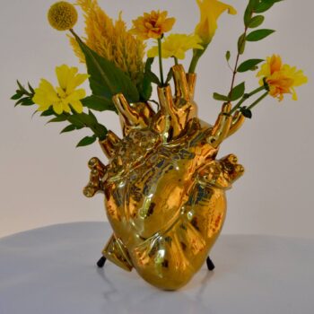 Váza SELETTI Love in Bloom, zlatá farba, v tvare srdca, porcelán
