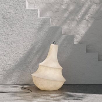 Vonkajšia stojacia lampa Karman Lady D, výška 89 cm, biela, sklolaminát