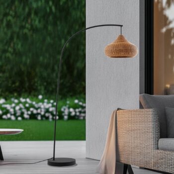 Vonkajšia stojacia lampa Lucande Taniola, béžová, ratan, 195 cm, IP44