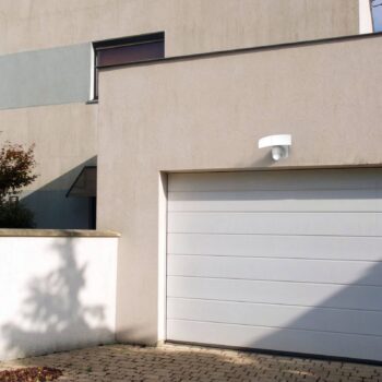 Vonkajšie nástenné reflektory Arc LED so senzorom, biele