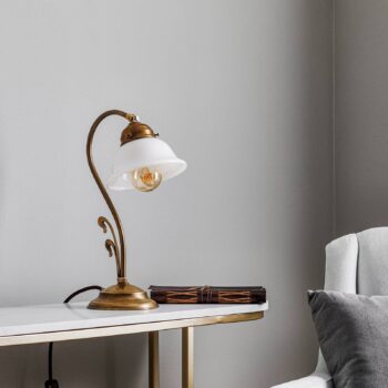 Zakrivená stolná lampa Hannelore