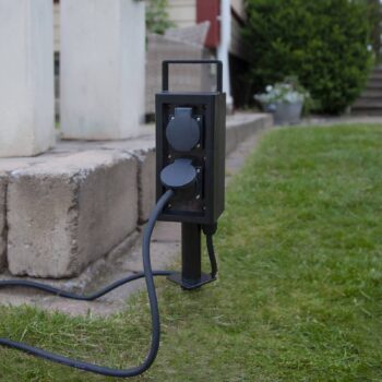 Zásuvkový stĺpik so zástrčkou s káblom, uzemňovací hrot