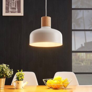 Závesná lampa Carlise s dreveným prvkom