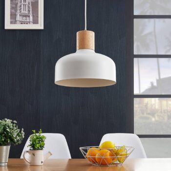 Závesná lampa Carlise s dreveným prvkom