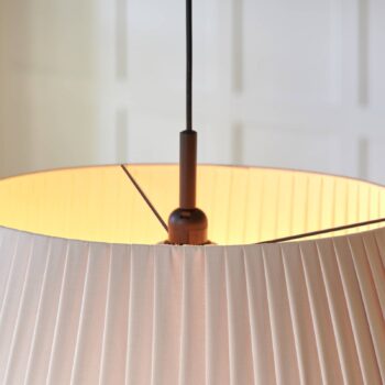 Závesná lampa Dicte, ručne viazaná, Ø 53 cm jantár