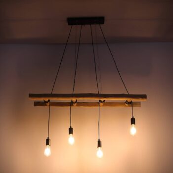 Závesná lampa Irmgard rebrinový vzhľad z dreva
