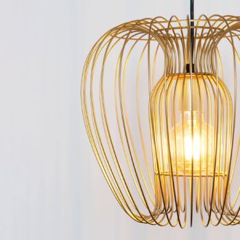 Závesná lampa Protetto, zlatá, Ø 34 cm