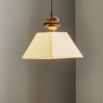 Závesná lampa Seregon s textilným tienidlom a kamenným dekorom