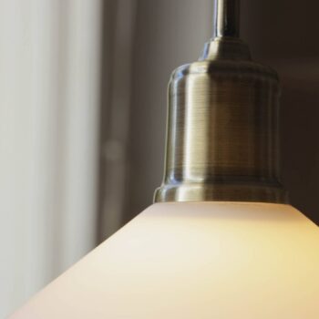 Závesná lampa Vela, biela/stará mosadz, sklo/železo Ø 25 cm zástrčka