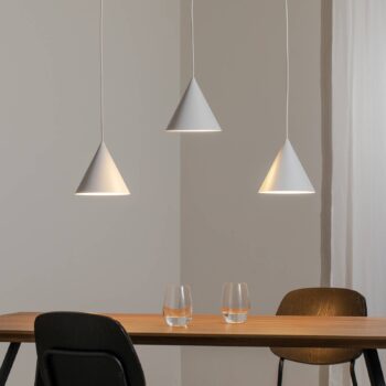 Závesné svietidlo Cono, trojsvetelné, lineárne, dĺžka 75 cm, biele
