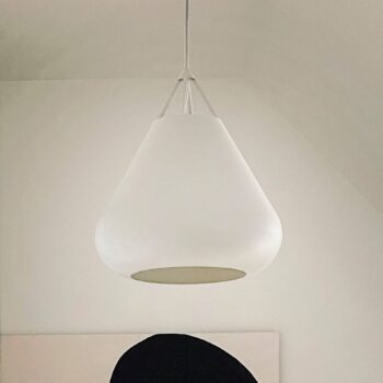 Závesné svietidlo Dyberg Larsen Volta, biele, Ø 26 cm, kov