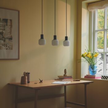 Závesné svietidlo Milford Mini, 3-svetelné, čierne, rebrované sklo